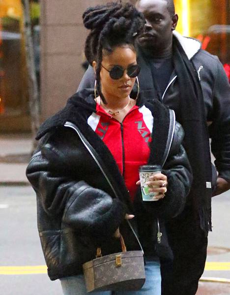 Rihannan nahkatakkityyliä New Yorkin kadulla vuonna 2016.