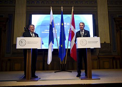 Tanskan ulkoministeri Lars Løkke Rasmussen ja Suomen ulkoministeri Pekka Haavisto tiedotustilaisuudessa Helsingissä perjantaina. 