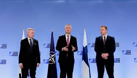 Antti Kaikkonen during the NATO membership process at a press conference together with Foreign Minister Pekka Haavisto (left) and NATO Secretary General Jens Stoltenberg.