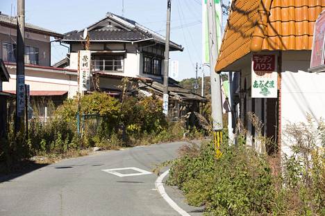 Tomiokan kylä sijaitsee yhdeksän kilometrin päässä Fukushiman ydinvoimalasta. Kylä oli kokonaan tyhjillään vielä vuonna 2013.