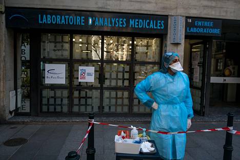 Terveydenhuoltohenkilökunta voi testata koronaviruksen autostaan Ranskassa. Kuvassa näytteenottaja odottamassa testiin tulevia Pariisissa 26. maaliskuuta.
