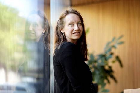 Helsingin yliopiston sosiaalipolitiikan professori Anne Kouvonen haluaa kiinnittää huomiota sote-kriisin sukupuolittuneisuuteen. 