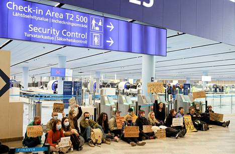 Useita henkilöitä esti kulun turvaporteista turvatarkastukseen terminaalissa T2 lauantaina. Paikalla oli myös tukimielenosoitus lentokentän ulkopuolella.