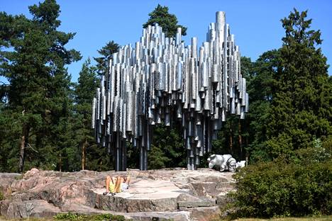 Kuvanveistäjä Eila Hiltusen tekemä Sibelius-monumentti (1967) sijaitsee Helsingissä.