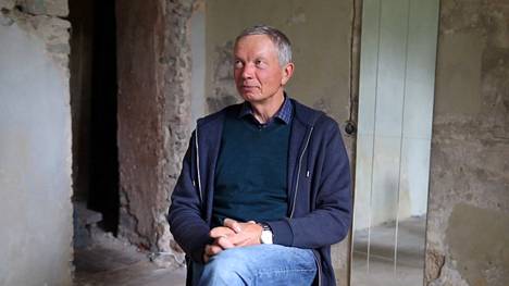 Kirjailija Tõnu Õnnepalu vuonna 2020 Hiidenmaalla Reigin pappilassa, jonka vintillä hän asui 1986–1987.