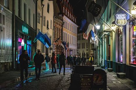 Yöelämää Tallinnan vanhan kaupungin ravintola-alueella marraskuussa.