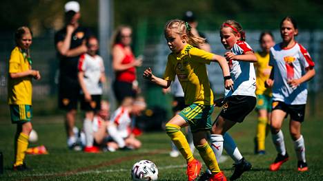 Jalkapallo | Suomessa on nyt jalkapalloa pelaavia naisia ja tyttöjä enemmän kuin koskaan