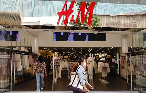 Ruotsalaisen H&M-vaateketjun kauppa Hongkongissa 26. maaliskuuta.
