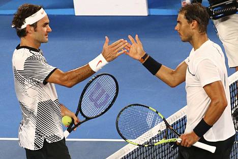 Sveitsin Roger Federer (vas.) kätteli vastustajaansa Rafael Nadalia voitettuan Ausralian avoimen mestaruusturnauksensa viidennen kerran.