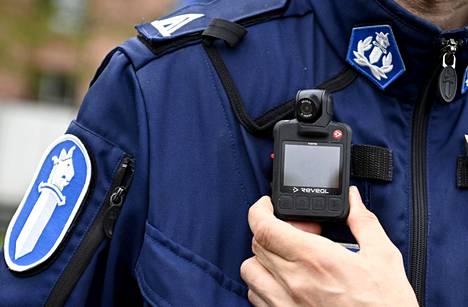 Poliisi saa itse päättää, mitä tekee haalarikameran kuvamateriaalille –  Oikeusasiamies moittii käytäntöä - Kotimaa 