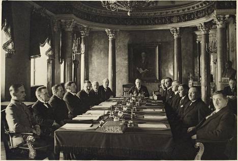 Svinhufvudin hallitus 1931. Solitander vasemman puolen keskellä, pöydän päässä Lauri Kristian Relander.