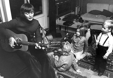 Jukka Kuoppamäki soitti ja lapset kuuntelivat vuonna 1972.