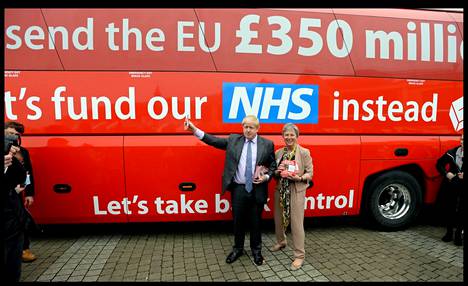 Brexitin puolesta kampanjoinut Boris Johnson lupasi ennen EU-kansanäänestystä, että EU-eron myötä julkinen terveydenhuoltojärjestelmä NHS saisi lisärahoitusta 350 miljoonaa puntaa viikossa. Lupaus osoittautui katteettomaksi. Kuvassa Johnson ja niin sanottu brexit-bussi Cornwallissa toukokuussa 2016.