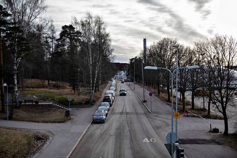 Garden Helsinki -suurhalli on suunnitteilla Taka-Töölöön Nordenskiöldin jäähallin ja Eläintarhan kallioiden väliin. Näkymä Auroran sillalta Olympiastadionille päin keväällä 2020.