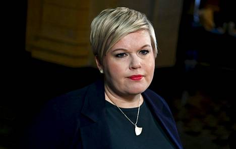 Valtiovarainministeri Annika Saarikko (kesk) puhui toimittajille Säätytalolla torstaina.