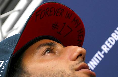 Red Bull -kuski Daniel Ricciardo saapui Unkariin päässään lippalakki, jossa luki "Aina sydämessäni #17".
