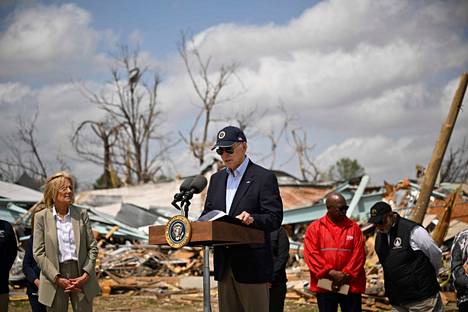Yhdysvaltain presidentti Joe Biden piti puheen Rolling Forkin kaupungin asukkaille Mississippissä perjantaina. Viikko sitten 25 ihmistä kuoli myrskyn pyyhkiessä Mississippin yli.