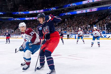 Colaradon Nathan McKinnon ja Columbuksen Patrik Laine väänsivät Nokia-areenalla NHL:n vierailulla. NHL:n tähtipelaajat eivät kohtaa maajoukkueiden World Cup -turnauksessa ainakaan vielä vuonna 2024.