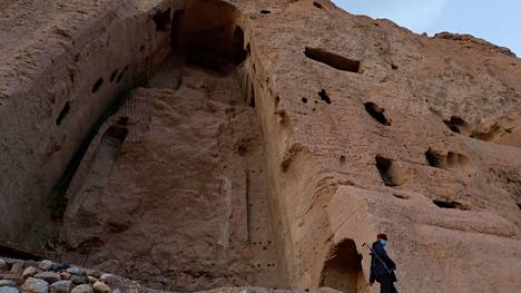 Taleban-taistelija vahti 1 500 vuotta vanhaa Buddha-patsasta Bamiyanissa vuonna 2023 otetussa kuvassa. Taleban tuhosi patsaan vuonna 2001.
