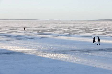 According to the Tampere port manager, the groove formed in the ice is not actually an opening, but rather the fact that the ice has overlapped and water has formed on top.