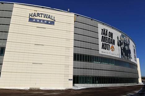Jokereissa tällä kaudella pelanneet Hannes Björninen, Jesse Joensuu ja Marko Anttila Jokerien mainoslakanassa Hartwall-areenan seinässä maanantaina. Keskiviikkona Hartwallin mainos irrotettiin hallin seinästä.