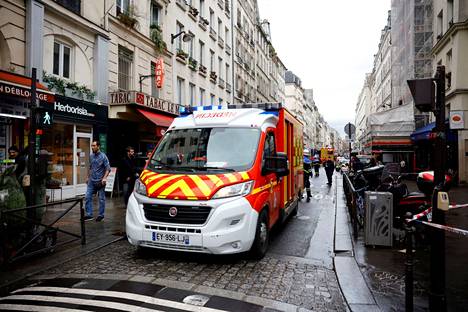Poliiseja ja pelastusviranomaisia kadulla ampumavälikohtauksen jälkeen Pariisin keskustassa perjantaina.