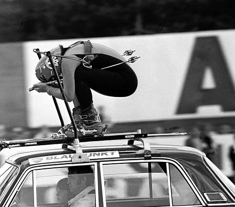 Suomessa Kalevi Häkkinen tuli tunnetuksi, kun hän harjoitteli laskuasentoa auton katolla. Kuvasta tehtiin postikortti. "Katolla jaksoi olla kerrallaan vain 15 minuuttia."
