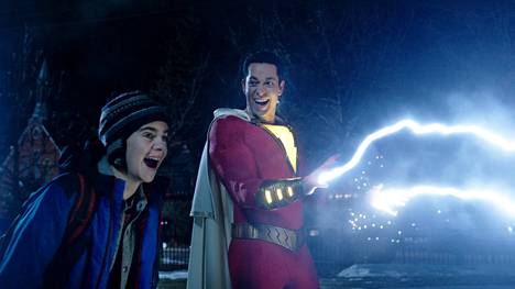 Sijaisperheen liikuntavammainen poika Freddy Freeman (Jack Dylan Grazer) kannustaa supersankaria (Zachary Levi) kokeilemaan uusia voimiaan.
