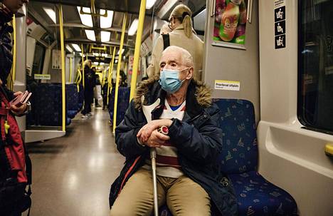 Bengt Westman, 80, käytti maskia Tukholman metrossa marraskuussa 2020.