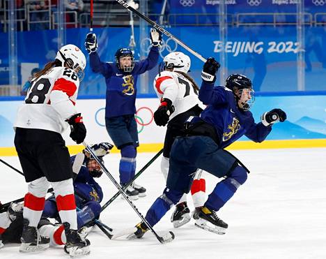 Naisleijonat voittivat pronssia hurjien ja kurjien vaiheiden turnauksessa –  tässä ovat mitalistit pelaaja pelaajalta - Urheilu 