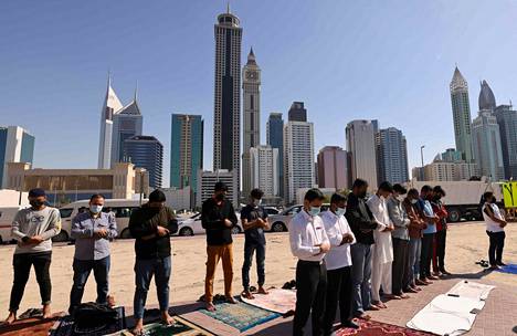 Työntekijöitä päivärukouksen parissa Dubaissa 7. tammikuuta. Arabiemiraateissa päätettiin viime vuonna siirtyä vuodenvaihteessa maanantaista perjantaihin kestävään työviikkoon. Perjantai on yleisesti ollut rukouksille pyhitetty päivä.
