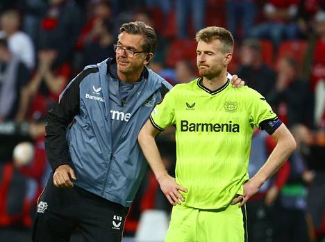 Leverkusenin joukkueen lääkäri Karl-Heinrich Dittmar lohdutti pettynyttä suomalaiskapteenia Lukas Hradeckya finaalihaaveiden kariuduttua.