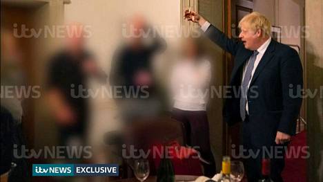 Boris Johnson kohottaa lasinsa ilmaan virka-asunnollaan järjestetyissä juhlissa.