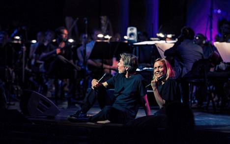 Esa-Pekka Salonen ja Paula Vesala pyrkivät juonnoissaan rikkomaan sinfoniakonserttien perinteisiä kaavoja. Kuva harjoituksista.