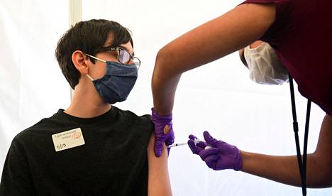 13-vuotias Oliver Barr sai koronavirusrokotteen Los Angelesissa toukokuun puolivälissä. Yhdysvalloissa rokotetaan jo yli 12-vuotiaita. 
