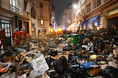 Mielenosoituksessa kaadettuja roskalaatikoita Pariisissa torstaina. 