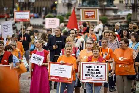 Reaaliansiot ovat laskeneet yleisesti, mutta joillakin on ollut vaikeuksia saada palkkaa lainkaan. Helsingin kaupungin työntekijöitä mielenosoituksessa.