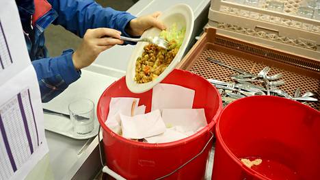 Pääkaupunkiseudulla menee vuosittain ruokaa roskiin 5500 annosta joka päivä.