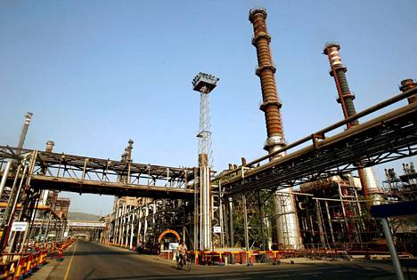 Intian valtio-omisteinen jalostamo Bharat Petroleum Corp ostaa paljon Venäjän Urals-raakaöljyä. Kuvassa jalostamon työntekijä pyöräilee yhtiön Mumbain jalostamolla.
