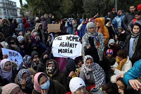 Pakolaiset ja siirtolaiset osoittivat mieltään Kreikan Morian leirin surkeiden olosuhteiden vuoksi tammikuun lopussa Mytilenessä.