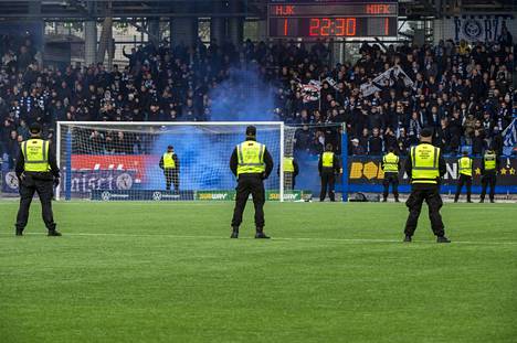Poliisit olivat hetken aikaa kentällä, kun Töölössä pelattava Stadin derby oli keskeytettynä fanien mellakoinnin vuoksi.