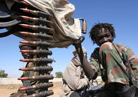 Sissijoukkoihin kuuluva lapsisotilas Sudanin rajan lähistöllä Tšadissa 2007. 