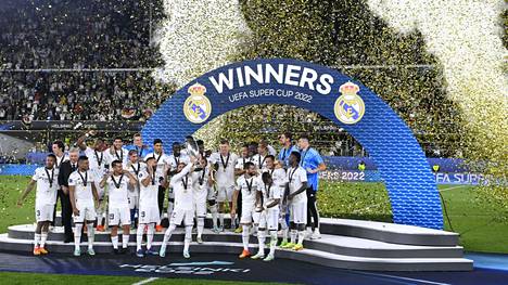 Real Madrid juhli Supercupin voittoa Olympiastadionilla keskiviikkoiltana. 