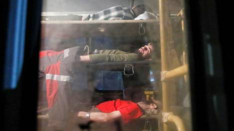 Haavoittuneita Azovstalin tehdasalueelta evakuoituja sotilaita makasi linja-autossa Novoazovskissa.