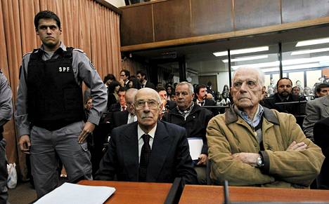 Argentiinan ex-diktaattorit Jorge Videla ja Reynaldo Bignone kuuntelivat tuomioita 5. heinäkuuta.