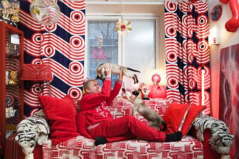 Punaista, punaista, punaista. Taiteilija Toni Kitti asuu kolmen kissansa kanssa yksiössä, jonka hän on sisustanut vastaamaan sisäistä kokemusmaailmaansa.
