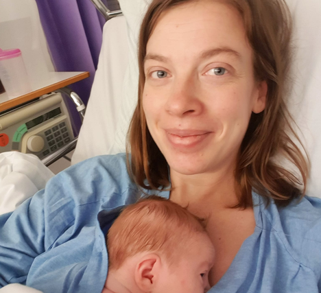 Kuva Li Anderssonista vastasyntyneen vauvansa kanssa julkaistiin hänen Instagram-tilillään.
