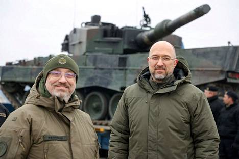 Ukrainan pääministeri Denys Šmyhal (oik.) ja puolustusministeri  Oleksi Reznikov Puolan Ukrainalle viime viikolla antamien Leopard-panssarivaunujen edessä. 