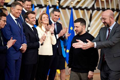 Ukrainan presidentti Volodymyr Zelenskyi osallistui helmikuussa ensimmäistä kertaa paikan päällä EU-huippukokoukseen Brysselissä. Hän on esiintynyt kokouksissa videoyhteydellä. Zelenskyi oli mukana EU-johtajien yhteiskuvassa.