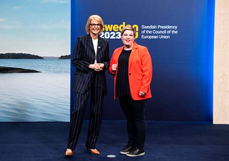 Ruotsin valtiovarainministeri Elisabeth Svantesson toivotti toimitusministeristön valtiovarainministeri Annika Saarikon tervetulleeksi kokoukseen Tukholmassa 28. huhtikuuta. 
